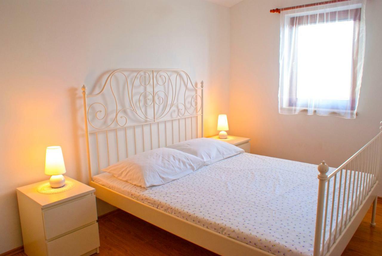 Apartmani Ribarica**** Karlobag Eksteriør bilde